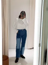 Pantalón de jean de corte recto con diseño de bloques de color en azul.