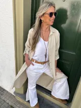 Sobrecamisa maxi de viscosa color beige, con cuello camisero, mangas 3/4 y tajos laterales.