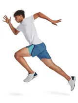 Remera deportiva gris jaspeado de corte clásico, con cuello redondo y mangas cortas. Confeccionada con tejido de punto transpirable y tecnología seamless para mayor comodidad.