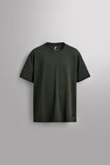 Remera deportiva color rosa claro, de tejido técnico ligero y elástico con estructura. Cuello redondo, manga corta, costuras planas y logo estampado.