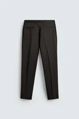 Pantalón de vestir negro de lana, corte recto, con bolsillos laterales y traseros de ojal con botón.