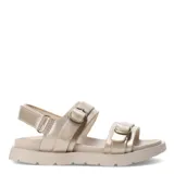 Sandalias planas color beige con tiras anchas y hebillas metálicas.