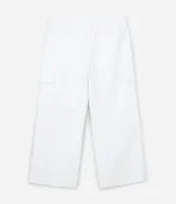 Pantalón wide leg color blanco, de sarga, con bolsillos cargo laterales, bolsillos tipo cuchillo, bolsillos traseros, ajuste elástico en la cintura y cinturón.