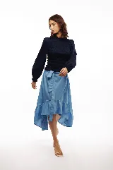 Pollera asimétrica de jean liviano, color celeste, con volados en el ruedo y lazo para atar en la cintura.