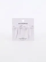 Caravanas blancas en forma de moño, diseñadas para agregar un toque delicado.
