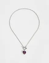 Collar corto dorado con cadena de eslabones retorcidos y dije de corazón de cristal color lila.