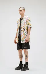 Camisa de manga corta con estampado de hojas en tonos pastel, calce oversize.
