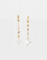 Aros colgantes dorados con mostacillas y dije de mariposa de cristal.
