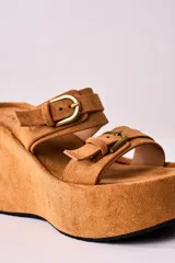 Sandalias color camel con plataforma tipo flatform y dos tiras anchas con hebillas doradas.