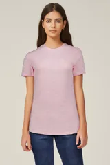 Remera rosa de manga corta y cuello redondo.