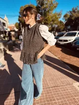 Chaleco tejido en lana color marrón con terminación en flecos.