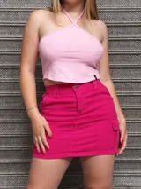 Top sin mangas color rosado, con diseño ajustado y tirantes cruzados.
