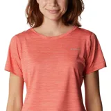 Remera deportiva Columbia color gris con estampado de líneas horizontales y logo de la marca en el pecho.