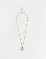 Cadena corta dorada con dije circular transparente que contiene una flor amarilla.