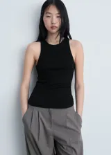 Musculosa de punto de canalé color negro, con cuello redondo y corte ajustado.