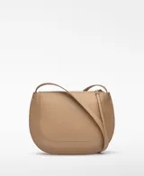 Bolso bandolera mediano de piel bovina, color beige y marrón claro, con forma de media luna. Presenta un diseño de doble fuelle con un compartimento frontal en serraje (gamuza) de tono más claro y bordes en piel lisa de tono más oscuro. Tiene asa larga regulable y cierre de cremallera.