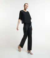 Blusa de gasa negra con cuello redondo y mangas cortas amplias texturizadas con transparencias.