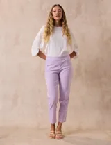 Pantalón recto verde esmeralda de gabardina elastizada, marca Zac & Rachel. Tiene pretina ancha con faja interna modeladora, bolsillos simulados en la parte delantera y bolsillos ojal en la parte trasera.