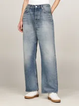 Pantalón de jean de tiro medio, corte amplio y pierna recta, con efecto lavado y detalles de la marca en la parte trasera.