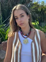 Collar corto con escallones de ojo de tigre y cuentas de colores intercaladas. Se cierra con cadena de acero quirúrgico y ganchito para regular el largo.