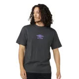 Remera negra de manga corta con logo de Rip Curl estampado en el pecho de color violeta.