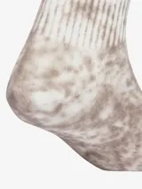 Pack de tres pares de calcetines Adidas a media pantorrilla. Un par liso color beige, un par con diseño tie-dye en tonos marrones y un par con diseño a rayas verticales en tonos marrones y logo del trifolio en negro.