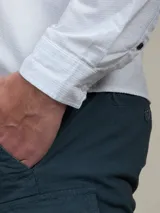 Camisa celeste de manga larga con bolsillo en el pecho.