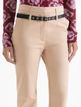 Pantalón sastrero negro con raya marcada al centro y pierna recta. Incluye un cinturón desmontable de cuero vacuno con herrajes metálicos. Tiene bolsillos delanteros biselados y un bolsillo ojal en la espalda.