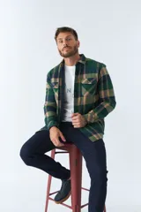 Sobrecamisa de viyela para hombre con interior capitoneado, fit regular, manga larga, cierre con botones, bolsillos y logo en grifa de cuero.