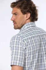 Camisa de manga corta con cuello abotonado y estampado a cuadros en tonos verde y blanco. Hecha en Uruguay.