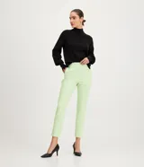Pantalón de vestir color verde claro, de corte recto, con bolsillos laterales y traseros.