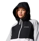 Campera cortaviento Columbia Spire Valley Wind para mujer, con capucha y cierre frontal completo. Diseño color block en gris, blanco y negro, con logo de la marca bordado en el pecho.