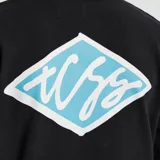 Remera negra de manga larga con cuello redondo y logo estampado en el pecho.