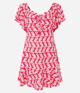 Vestido corto de viscosa y lino con estampado de olas en color blanco sobre fondo rojo. Tiene escote off-shoulder, mangas cortas holgadas, lazo en el busto con detalle de abalorios y volado en el bajo.