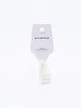 Colero blanco con cuentas rectangulares iridiscentes.