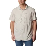Camisa de manga corta azul marino, con cuello clásico, cierre frontal con botones, dos bolsillos en el pecho con cierre de botón y ventilación en la espalda.