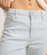 Pantalón baggy de jeans con rayas verticales celestes y blancas, cintura media, trabillas y bolsillos.