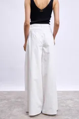 Pantalón palazzo blanco de tiro alto con cinturón.
