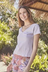 Remera blanca de algodón y elastano, de corte ajustado, con escote en V tanto en el frente como en la espalda y mangas cortas.
