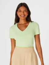 Camiseta celeste de manga corta con cuello en V.