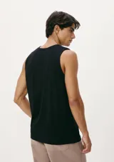 Musculosa celeste con estampa geométrica en el pecho.