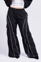 Pantalón cargo negro con detalles en costuras blancas y múltiples bolsillos.