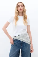 Minifalda de encaje color blanco, con volados en el ruedo y ajuste con lazos.