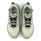 Championes de trail running New Balance Fresh Foam X Hierro v9, color verde con detalles en beige y negro. Cuentan con amortiguación Fresh Foam X de doble densidad, suela Vibram® Megagrip con tacos de 6 mm, tecnología Toe Protect y lengüeta reforzada.