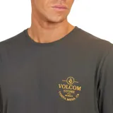 Remera gris de manga corta con estampado del logo de Volcom en el pecho. Corte clásico.