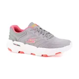 Championes Skechers Go Run 7.0 Driven, color gris con detalles en rosa. Zapatillas de running con cordones, capellada de malla técnica, contrafuerte moldeado en el talón, plantilla Skechers Air-Cooled Goga Mat, tecnología Hyper Pillar y amortiguación ULTRA GO.