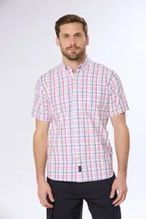 Camisa de manga corta con cuello abotonado y estampado a cuadros en tonos rojo, azul y blanco.