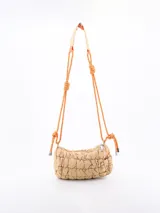 Bandolera beige acolchada con correa de soga naranja y correa de mano beige.