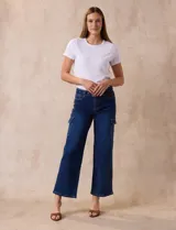 Jean cargo de denim azul oscuro, marca Angels of Difference. Tiro medio, pierna recta, pretina con pasadores, botón y cierre. Cinturón con hebilla metálica. Delantera, laterales y trasera con bolsillos.