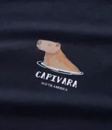 Conjunto de pijama masculino compuesto por una remera azul marino de manga corta con cuello redondo y un estampado localizado de carpincho en el pecho, y un short a juego con estampado repetitivo de carpinchos.